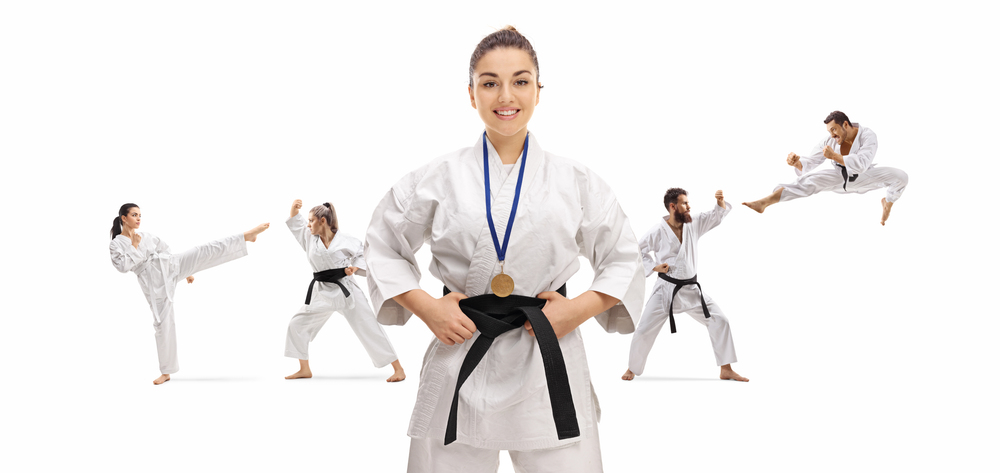 Karate-Sieger auf dem Podest mit Medaillen